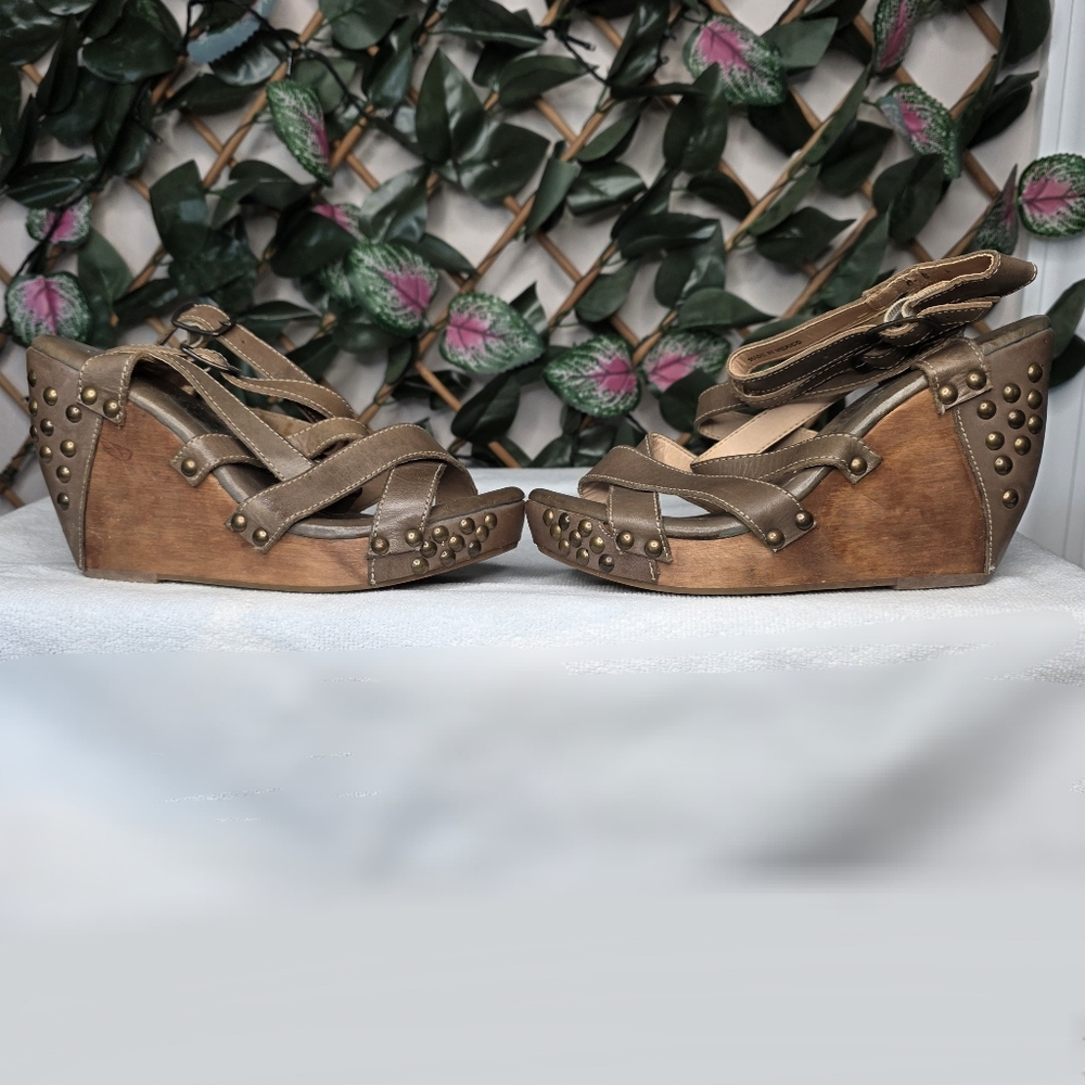 50) BED STU Studded Dark Taupe Leather Wooden Wedge Sandal Sz. 8 (Never Worn) - Picture 2 of 10